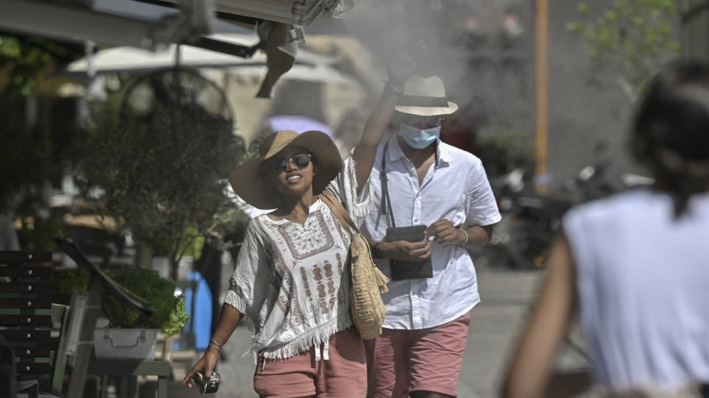 سكان أثينا وسياحها يحاولون التأقلم مع موجة حر جديدة