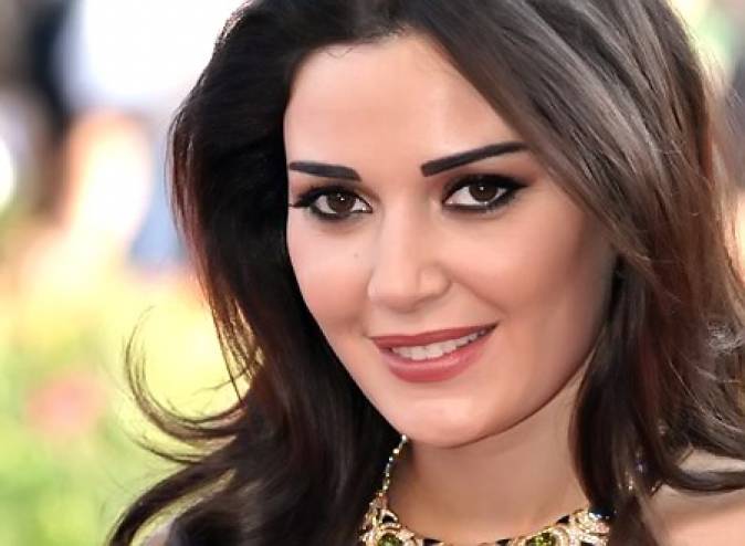 "صورة "  ..  هذه الصورة النادرة لوالدي سيرين عبد النور ..  جمال والدتها أشعل المواقع!
