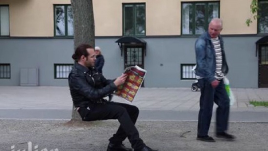 شاهد بالفيديو ..  ساحر يحير المارة بجلوسه على الهواء