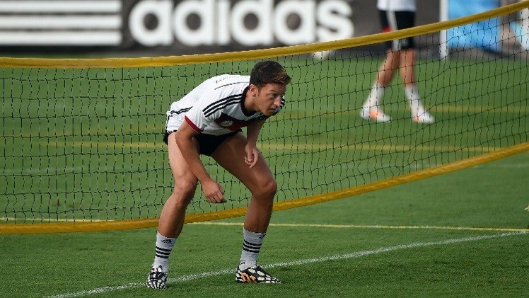 أوزيل يغيب 3 أشهر عن الملاعب