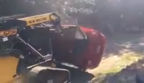 بالفيديو ..  أب غاضب يحطم سيارة ابنته بآلة حفر