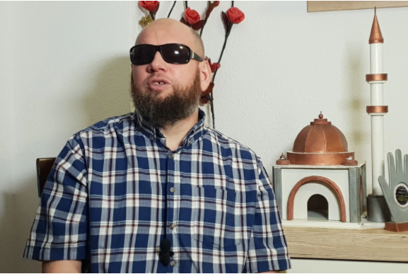 بالصور  ..  بوسني يتحدى فقد البصر بتصنيع مجسمات المساجد