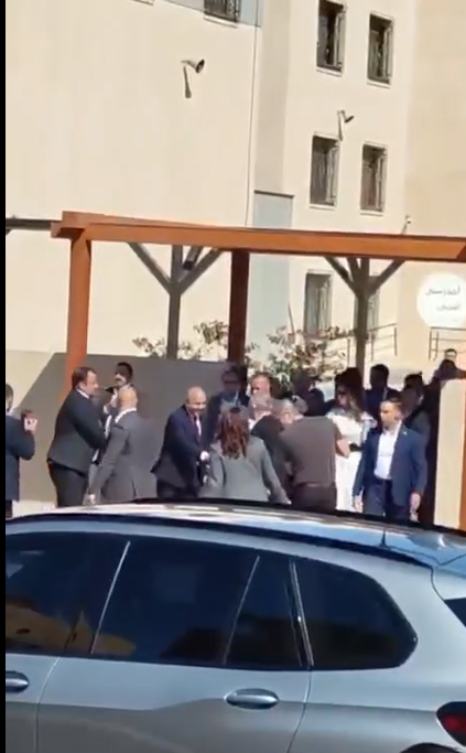 بالفيديو : الملك عبدالله الثاني والملكة رانيا يزوران مدرسة عائشة في العقبة