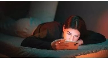 هل تغير لون إضاءة هاتفك إلى الأحمر يُحسن نومك؟