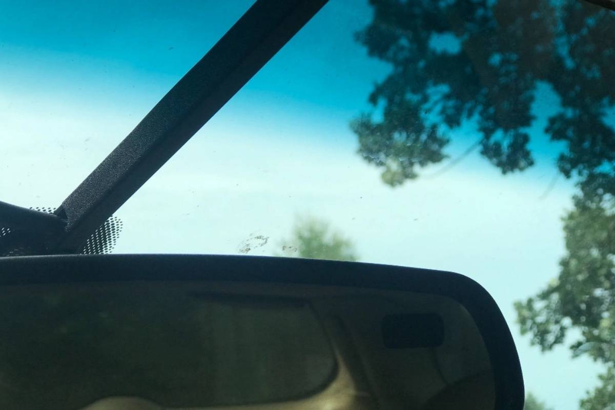 ليس للشمس فقط: لماذا الزجاج الأمامي للسيارة ملون في الأعلى