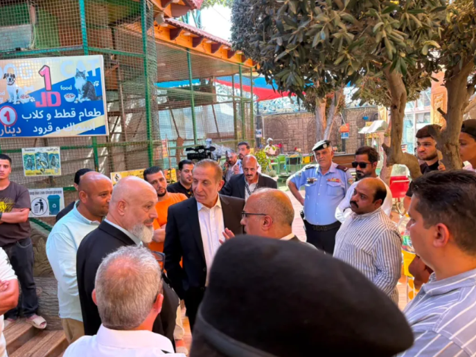 بعد الضجة الشعبية ..  رئيس الوزراء يتجه لإعادة فتح "السوسنة السوداء" ووزير الزراعة في موقع الحديقة - صور 