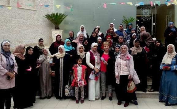 حملة توعوية بسرطان الثدي في (عمان الأهلية) 