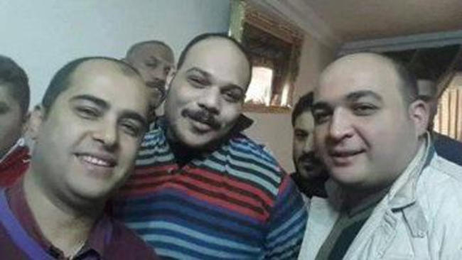 ضباط في مصر يلتقطون صورة "سيلفي" مع مجرم