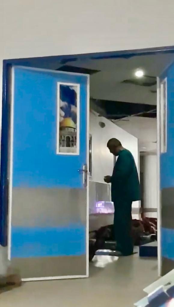 "لم يسمع أهل الأرض نداءه فرفع يديه لربِّ السماء"-فيديو متداول للدكتور "البرش"داخل مسشفى الأندونيسي 