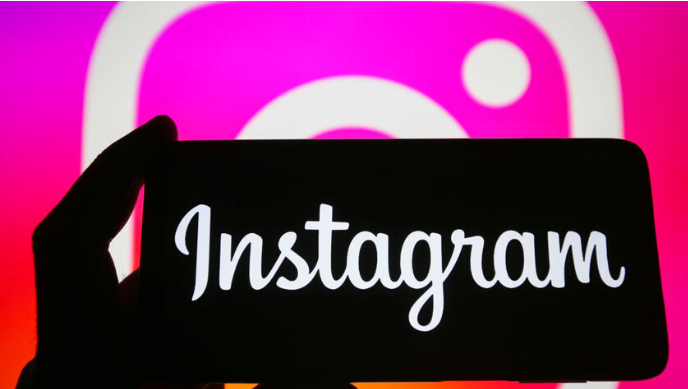 خلل برمجي في "إنستغرام" حول صور بعض المستخدمين بالأبيض والأسود