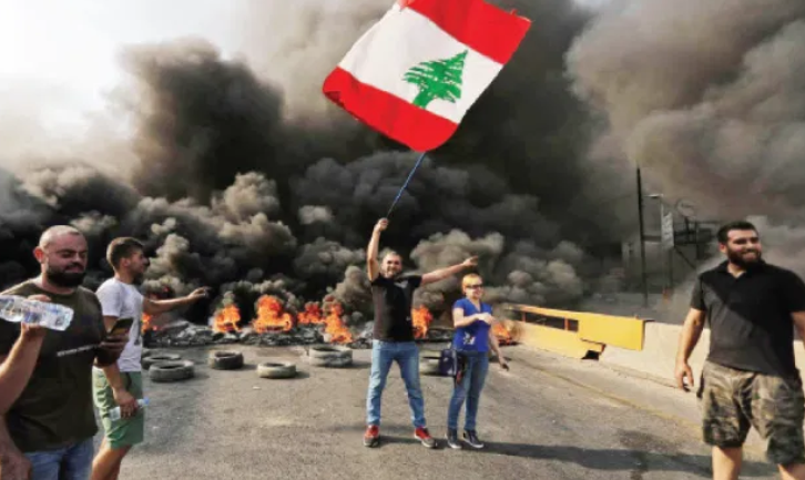 لبنان: تصاعد موجة الاحتجاجات الشعبية وقطع الطرق ليلا