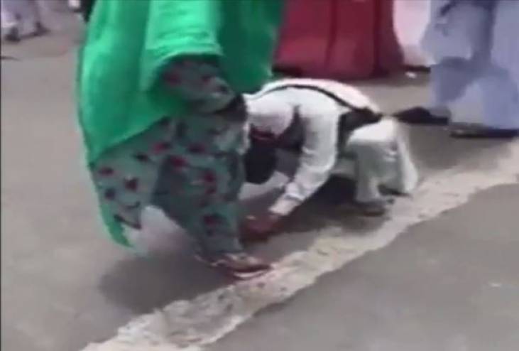 فيديو ..  هذا ما فعله شرطي سعودي مع امراة مسنة!