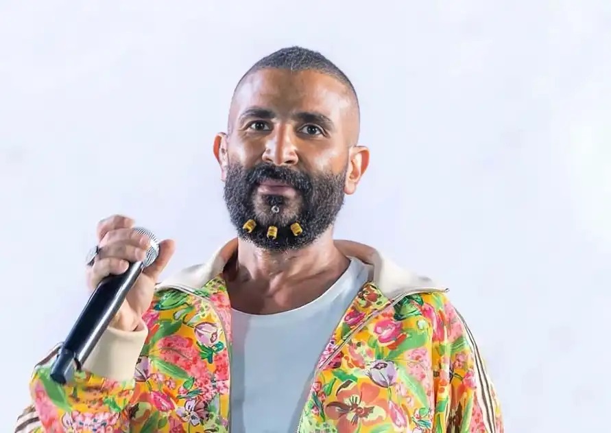 "موهوك وخرز اللحية" ..  أحمد سعد يرد على انتقادات إطلالته المثيرة للجدل 