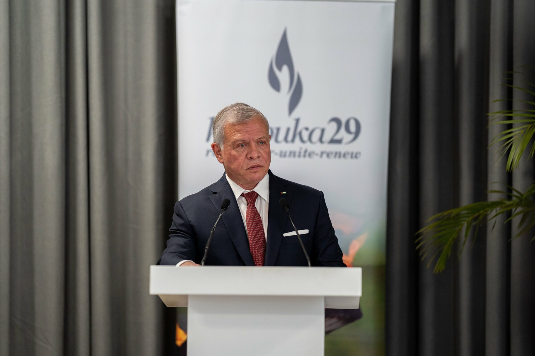 الملك: أمامنا جيل كامل من الأيتام في غزة