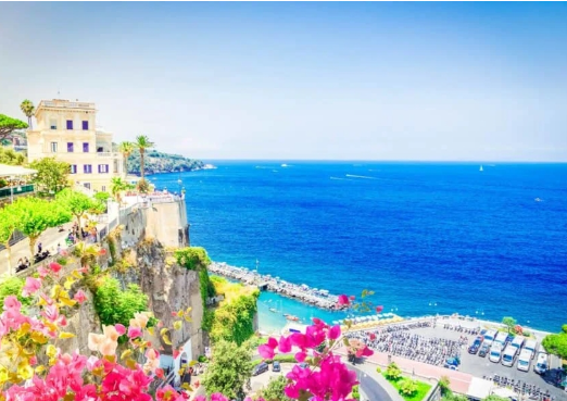 سورينتو: مدينة الإطلالات البحرية والأجواء الإيطالية الساحرة
