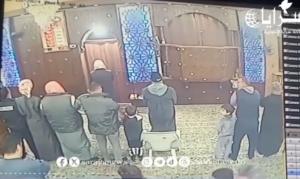 سرايا تنشر لحظة طعن صاحب أسبقيات 4 مصلين داخل مسجد في الرصيفة 