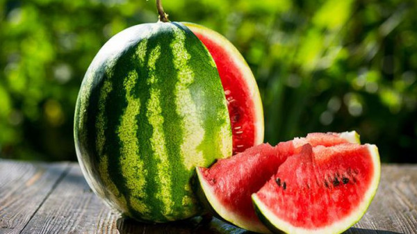 تعرف على الفوائد السحرية للبطيخ ..  و كيف يمكن انتقاء أفضل ثمرة منه  