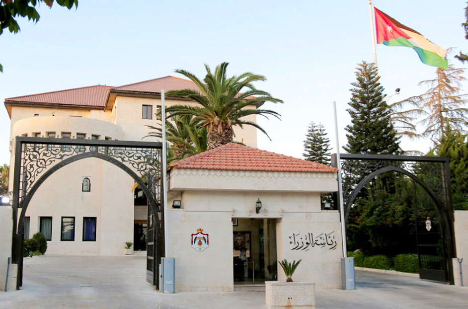 موظفون في القطاع العام يطالبون بمراجعة آثار نظام الموارد البشرية الجديد وردم فجوة الرواتب