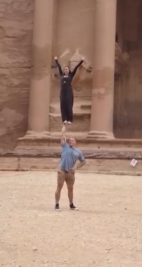 لما الرومانسية يكون إلها عضلات - فيديو