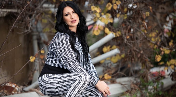 فنانة فلسطينية تتعاون مع طاقم أردني لإطلاق أغنية باللهجة المصرية