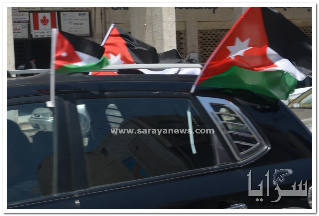 بالصور  ..  "سرايا" ترصد مواكب احتفالات المواطنين في عمان بعيد الاستقلال الـ70 للمملكة 