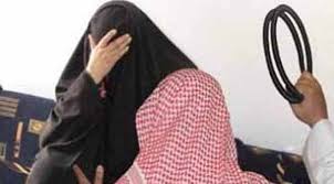سعودي يضرب والدته الخمسينية ويشج رأسها