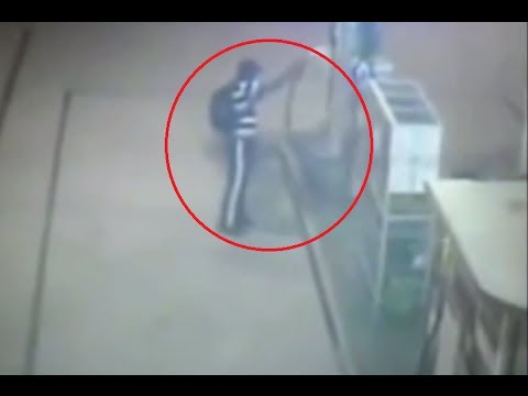 بالفيديو ..  مختل عقلياً يشعل النار بمحطة تعبئة وقود 