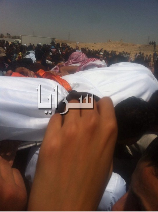 بالصور ..  الآلاف يشيعون جثمان الزميل نايف المعاني