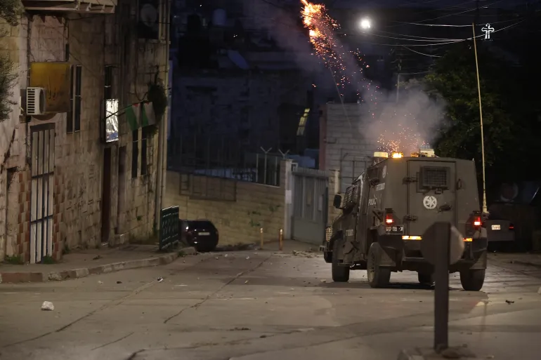 اقتحامات واسعة ومواجهات في عدة مناطق بالضفة