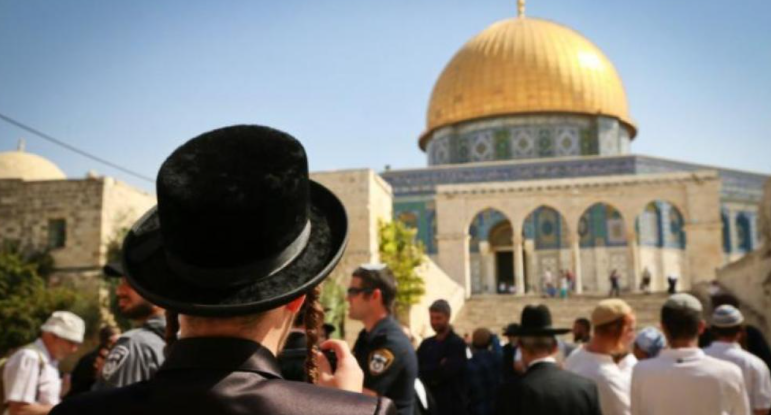 العشرات من قطعان المستوطنين يتقدمهم وزير الإسكان الصهيوني يقتحمون المسجد الأقصى