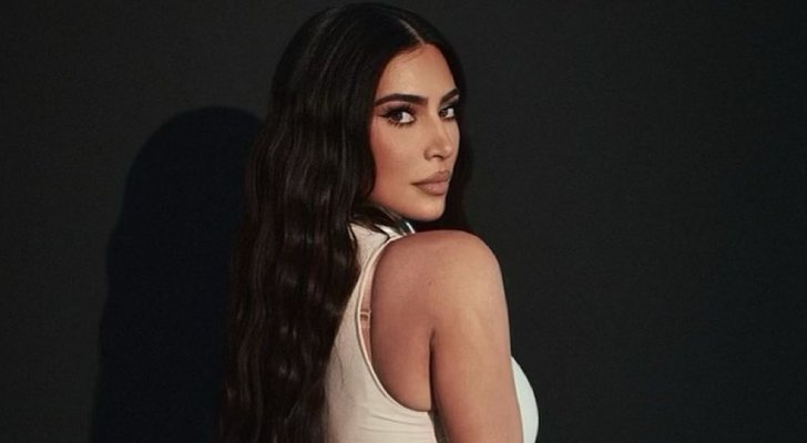 بالصور  ..  كيم كارداشيان تلفت الأنظار بفستانها الغريب