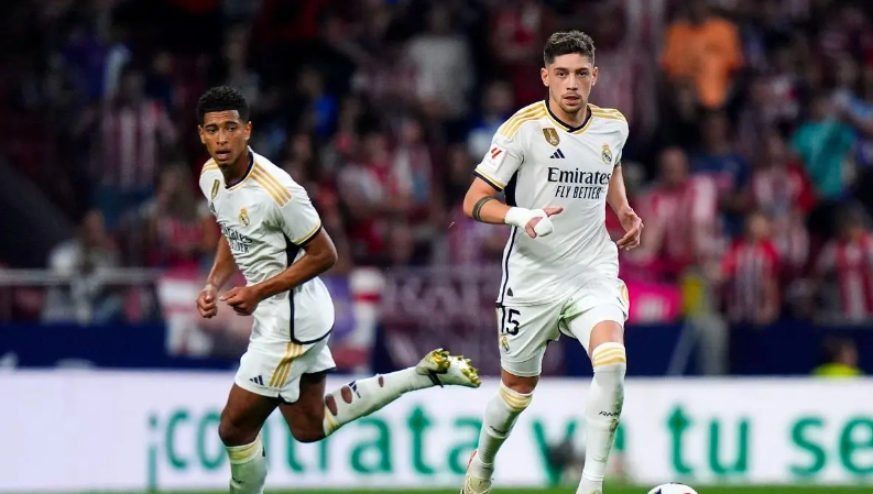 ريال مدريد يؤمن الصدارة برباعية في مرمى نابولي