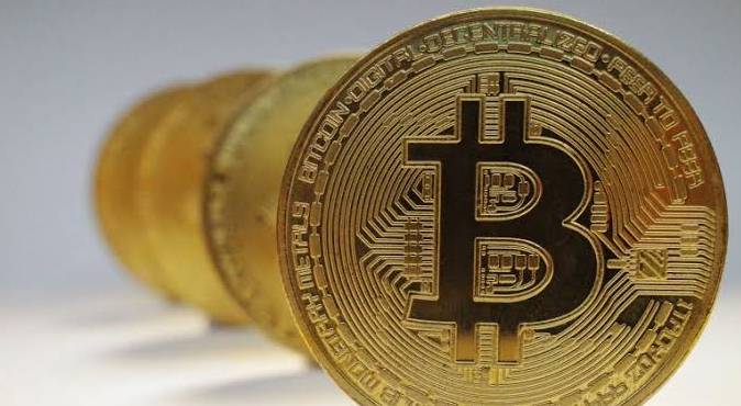 بيتكوين تتراجع إلى 79544 دولارات وسط تقلبات نطاق التداول اليومي
