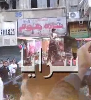 بالفيديو  ..  شاب يطعن نفسه وسط السوق التجاري في الزرقاء