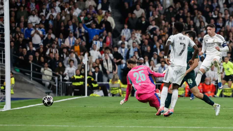 "هاتريك" فالفيردي ينقل ريال مدريد إلى مشارف ربع نهائي دوري أبطال أوروبا