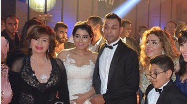 لقطات طريفة لأيتن عامر في حفل زفافها ..  صور