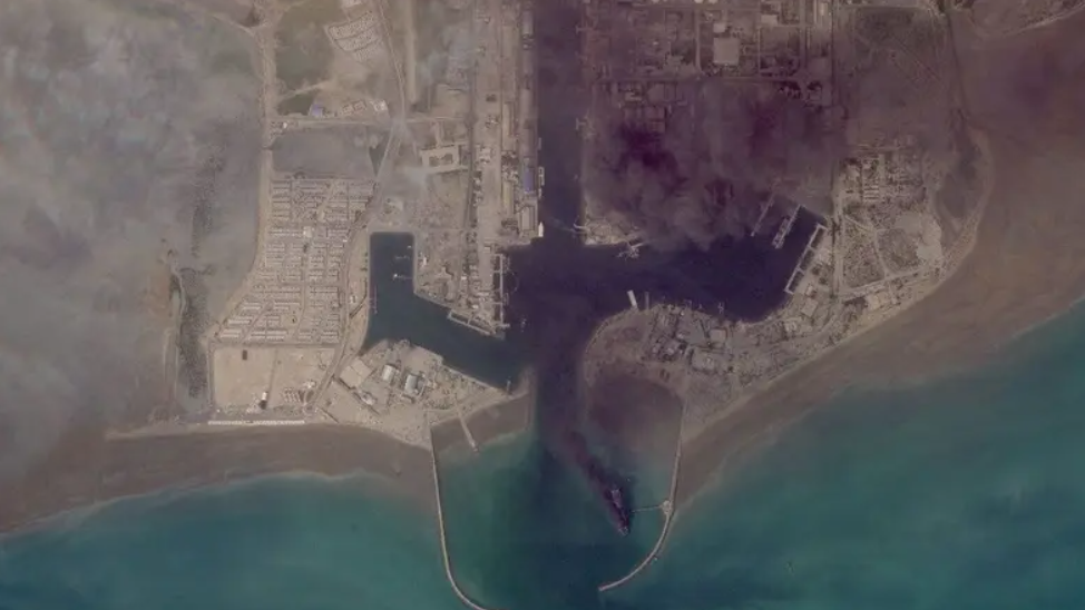 انفجارات تهز مواقع في بندر عباس ..  وضربات شمال أصفهان