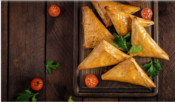 السمبوسة باللحم المفروم والبهارات العربية