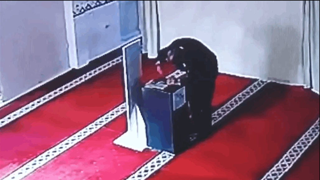 لص يسرق أموال التبرعات من مسجد ثم تظاهر بالصلاة في تركيا
