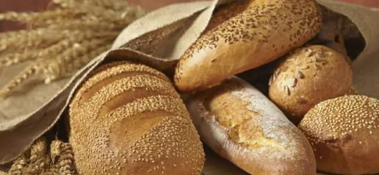 تفسير حلم الخبز: دلالات رمزية غنية في عالم الأحلام