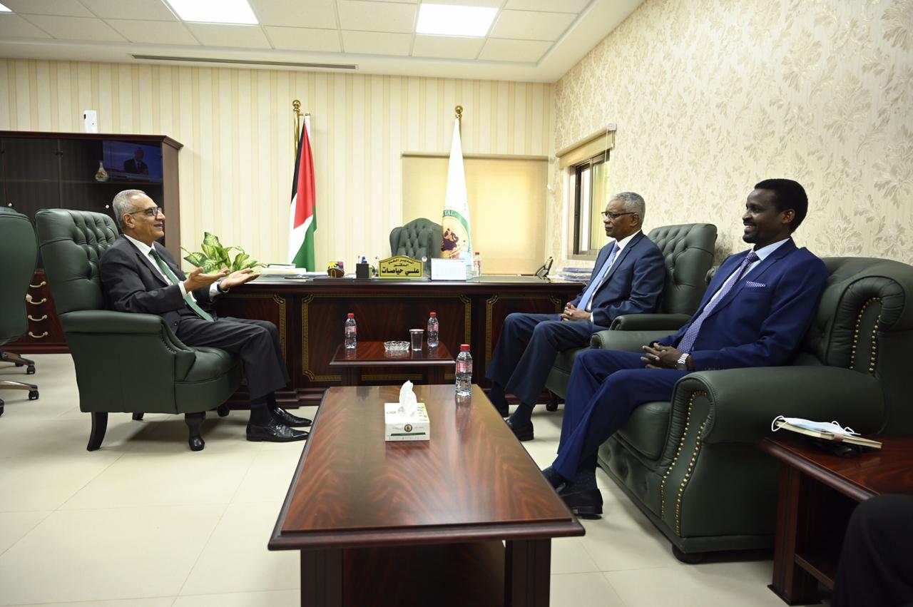 بالصور  ..  السفير السوداني في زيارة  لمستشفى الكندي