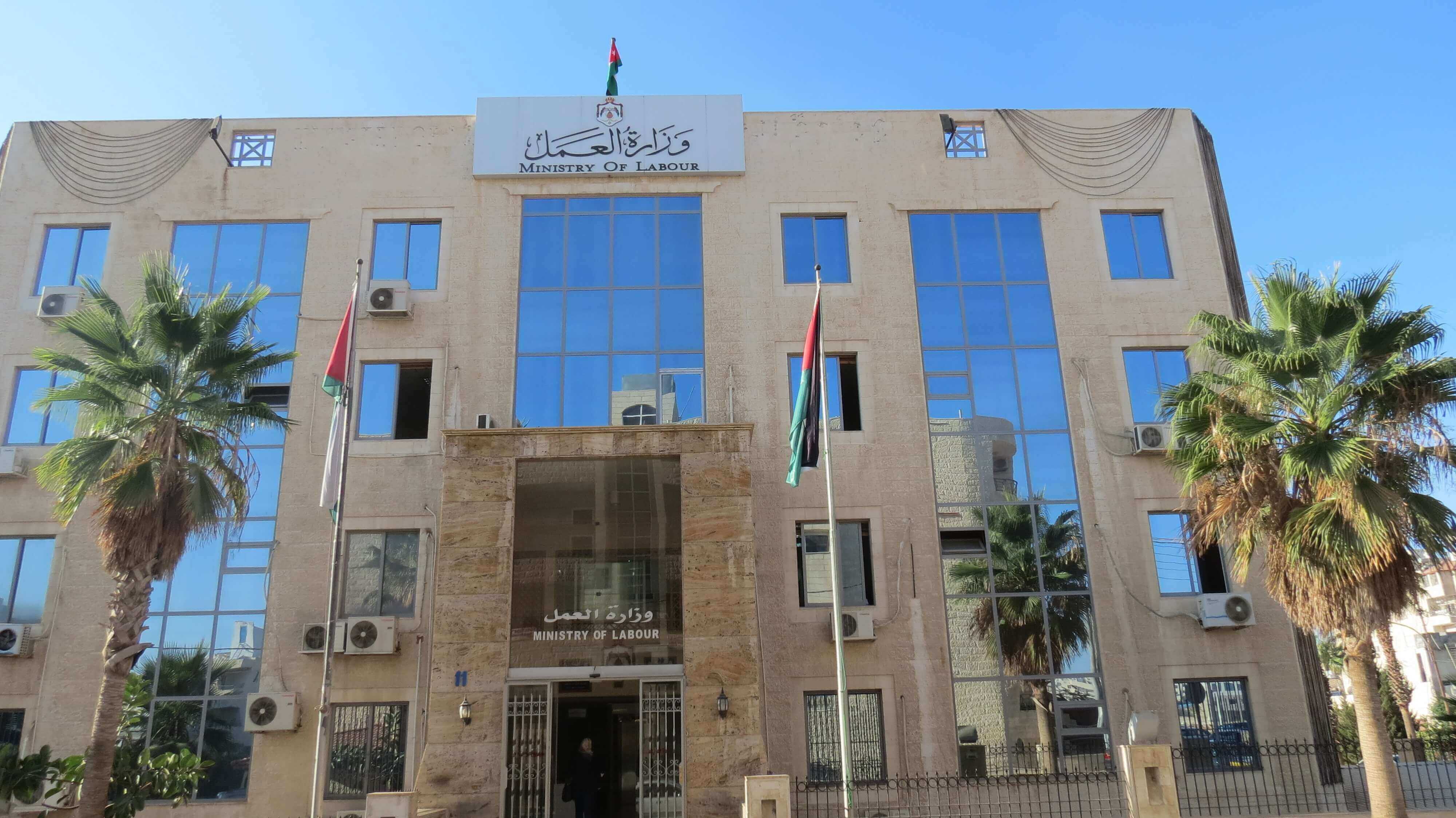 "لا تمديد" ..  العمل توجه إنذارًا أخيرًا للعمالة المخالفة وأصحاب العمل