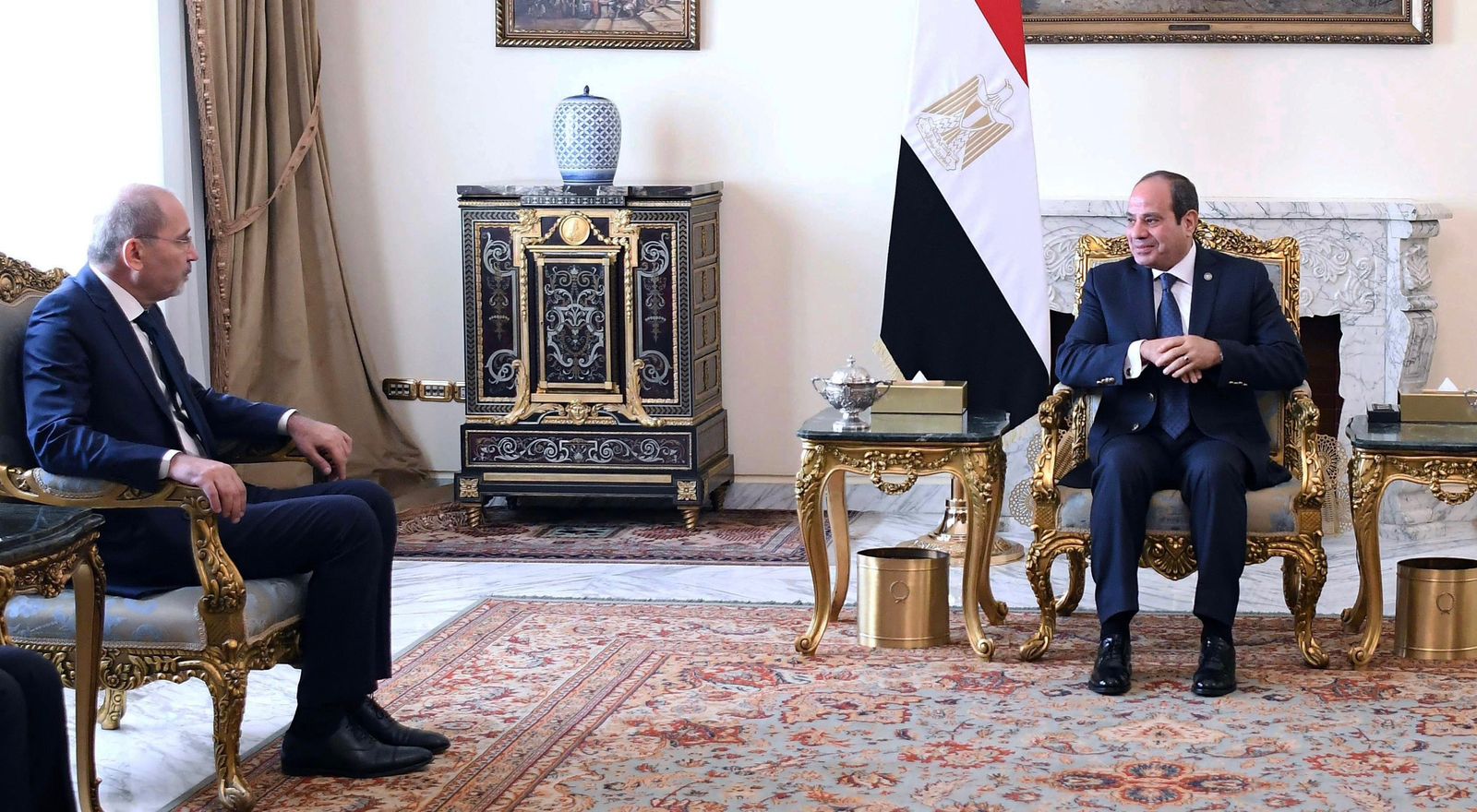الصفدي ينقل رسالة من الملك للرئيس المصري