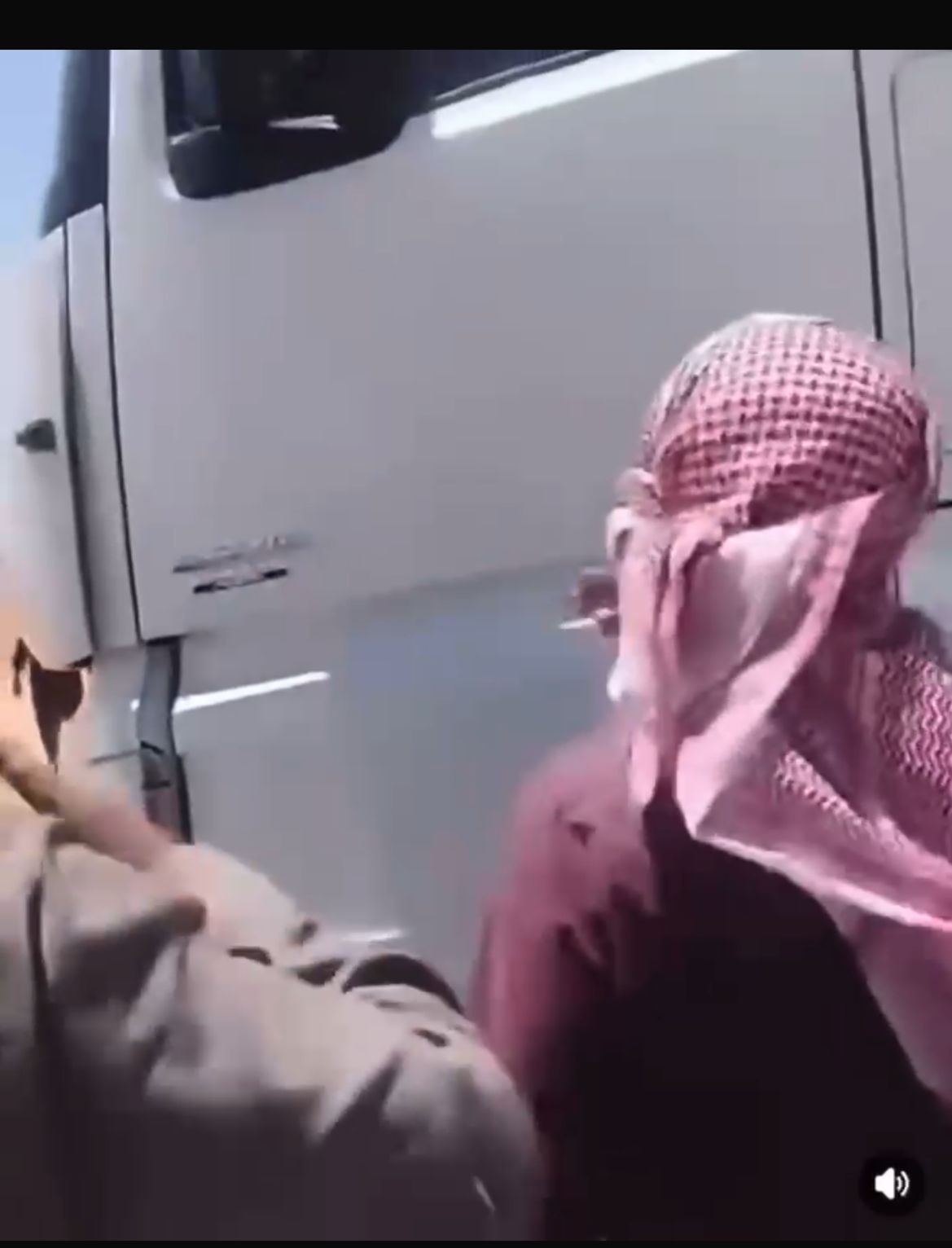 بالفيديو ..  شبان يعترضون طريق شاحنات أردنية داخل الأراضي السورية 