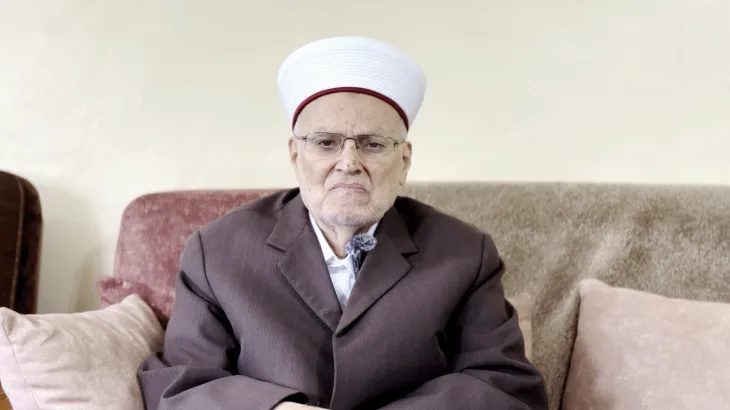 في عمر 87 عاما ..  الاحتلال يُخضع الشيخ عكرمة صبري للتحقيق