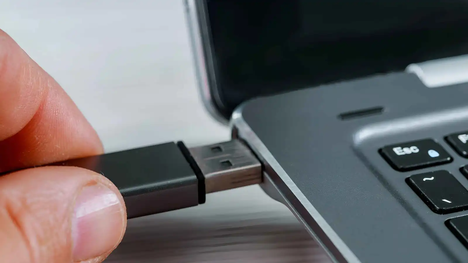 ويندوز لا ينسى ذاكرة USB  ..  إليك ما يحتفظ به جهازك بعد فصلها 
