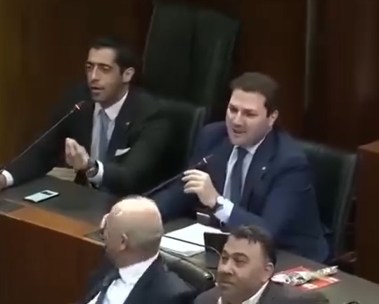 نشطاء يتداولون مشادة كلامية في مجلس النواب اللبناني  