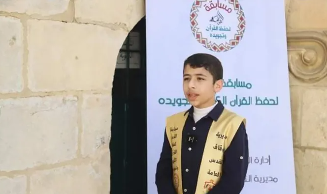 عُين في مدينته قلقيلية ..  أحمد الدلو أصغر إمام وخطيب في فلسطين
