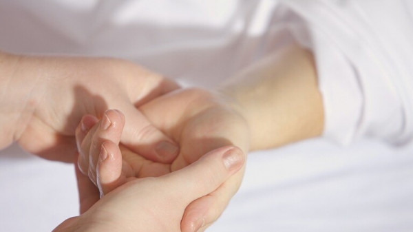علامة خفية في أصابع اليدين أو القدمين قد تكون عارضا لهذا المرض  