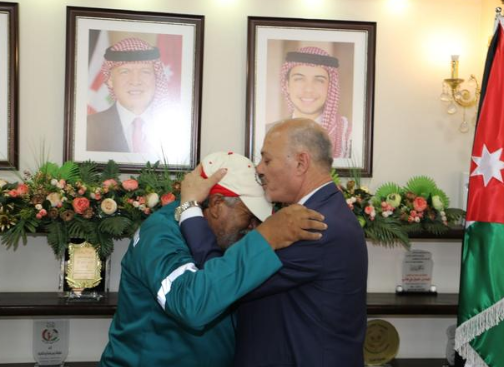 بعد نشر سرايا .. رئيس بلدية اربد يُكرم عامل الوطن الذي ظهر في فيديو وهو يتعرض للإهانة من مراقب العمال - صور